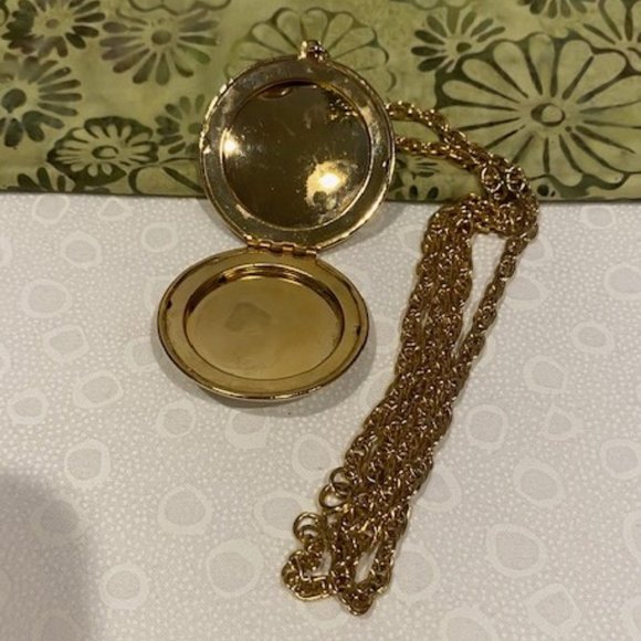 ❤️❤️Gold Tone White Flower Guilloche Large Enamel Locket NECKLACE - Picture 11 of 12